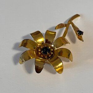 162 Gold tone vintage brooch